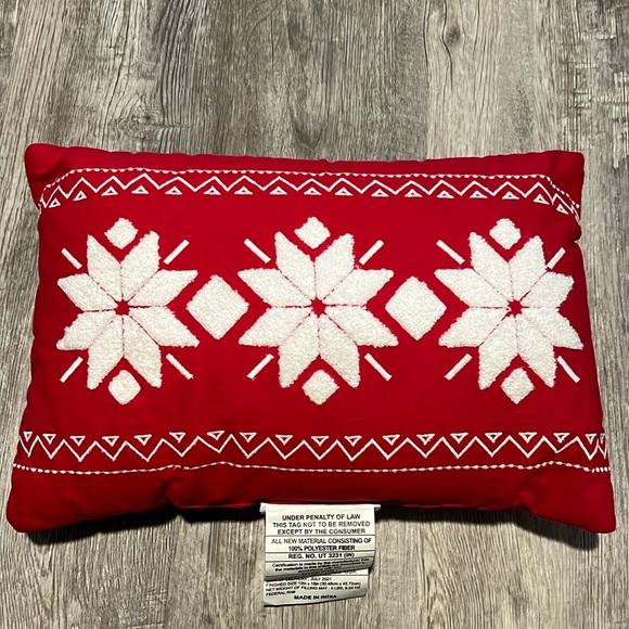 NWT Decorative Snowflake Pillow - Picture 1 of 3
